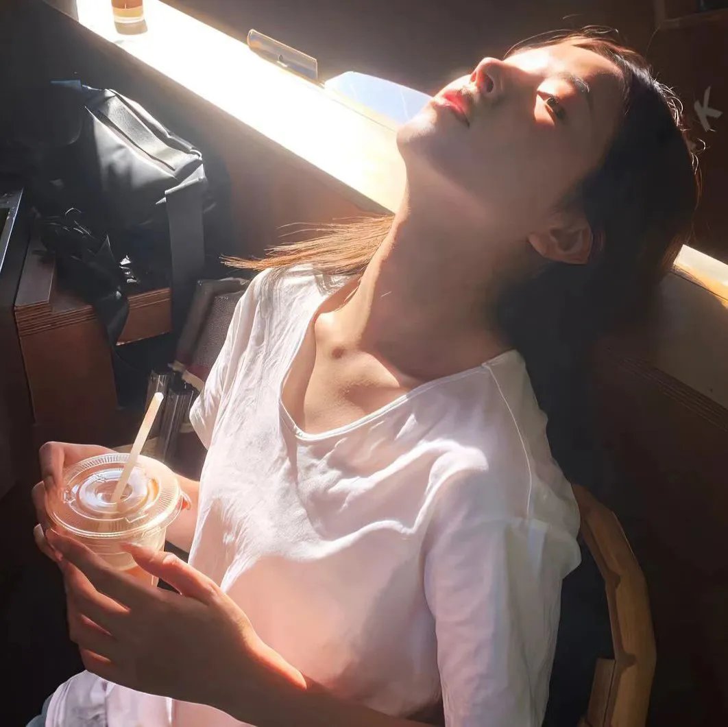 橙色女孩